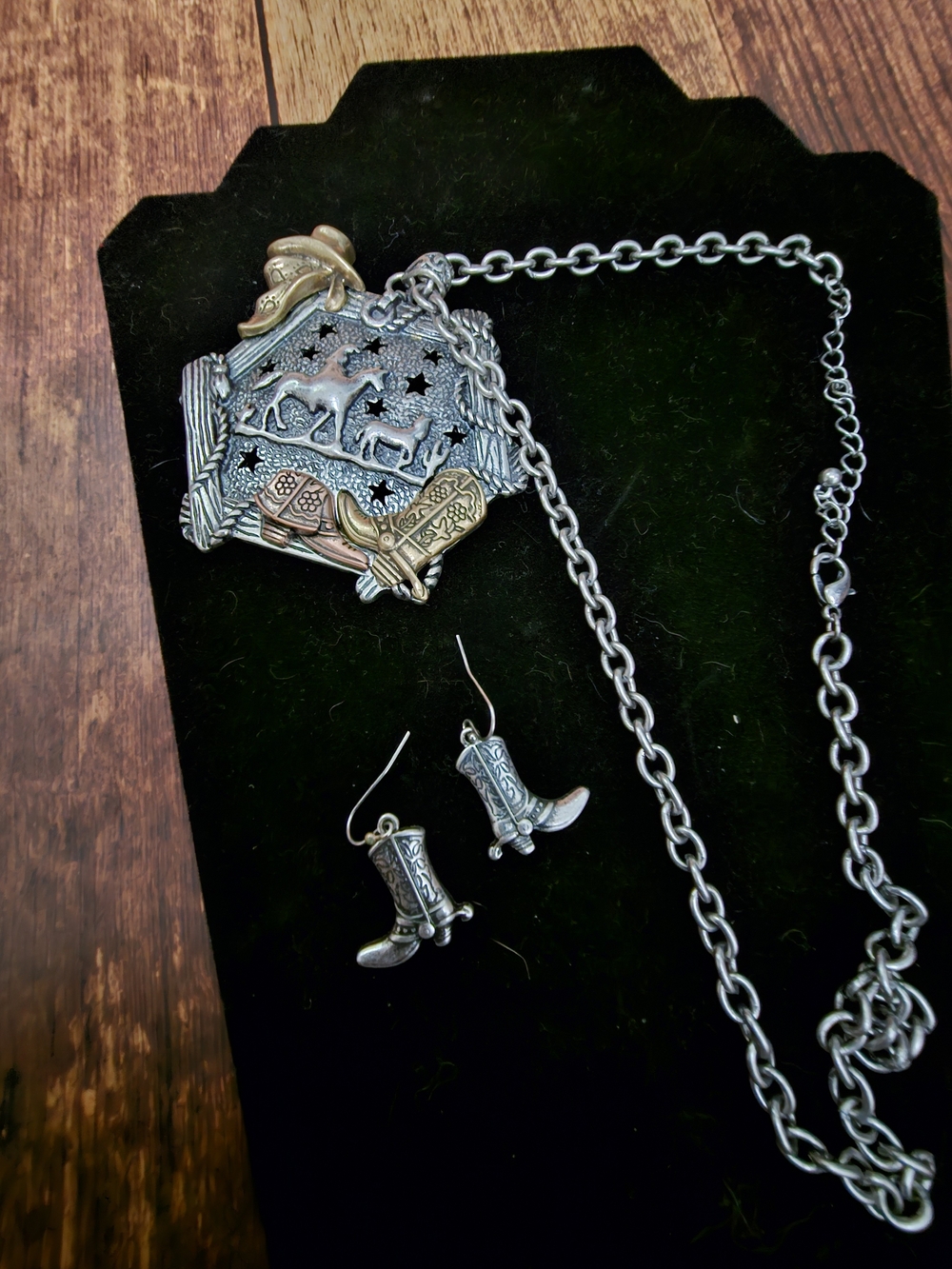 Ladies Western Necklace Silver with Goldstone 22in with extender & earrings....